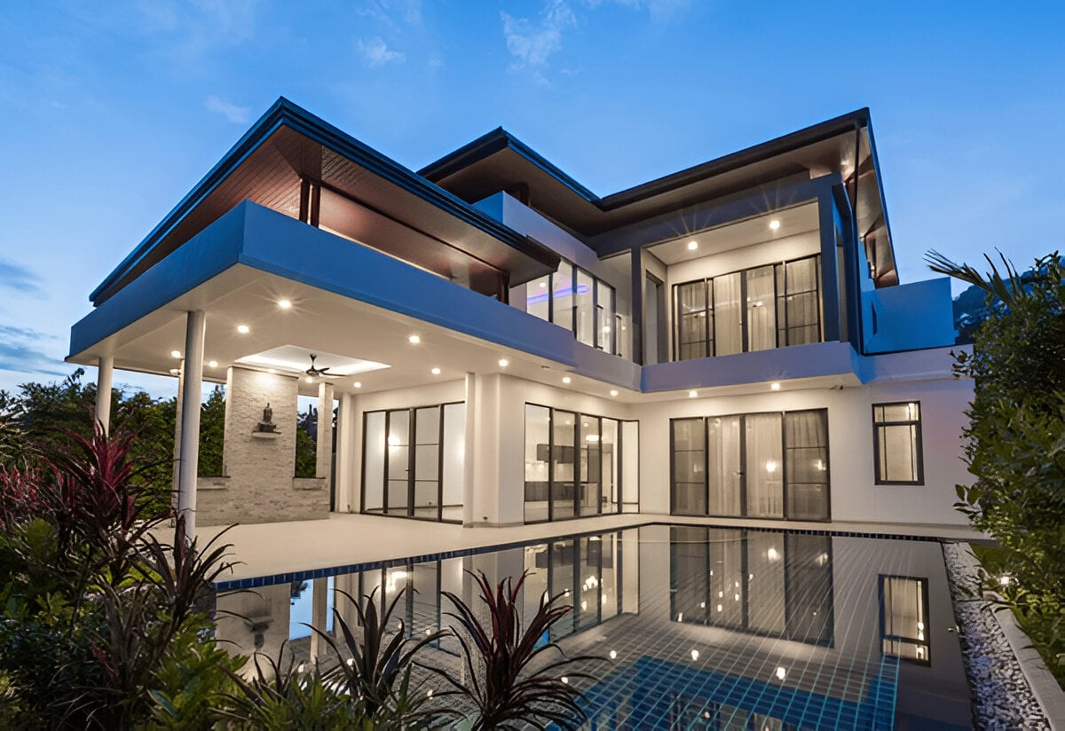 Empreendimento de alto padrão com por do sol e vista ampla da lateral da casa com portas de alumínio e vidro.