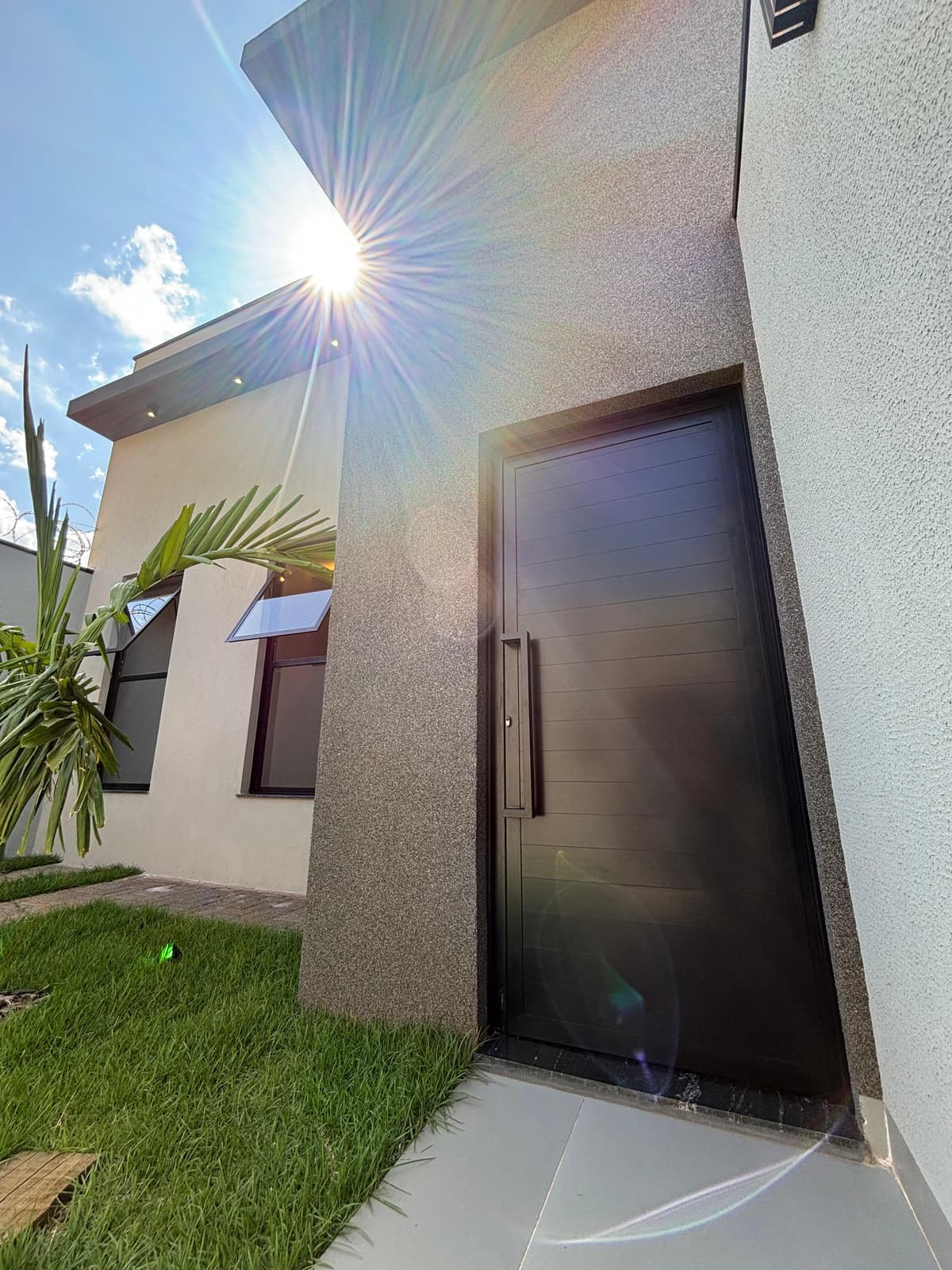 Esquadrias modernas em casa geminada